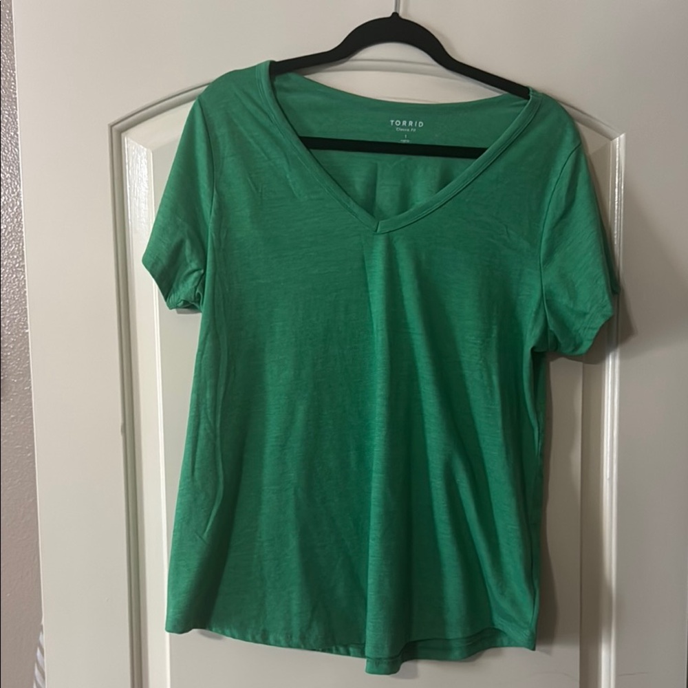 Torrid Classic Fit Green Short Sleeve T Tee V-Neck 1X